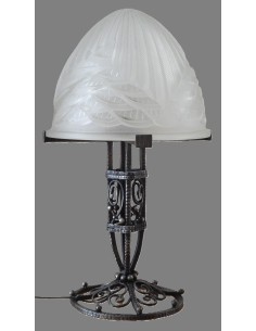 charles schneider art deco tischleuchte mit schirm aus geformtem glas auf schmiedeeisernem fuß