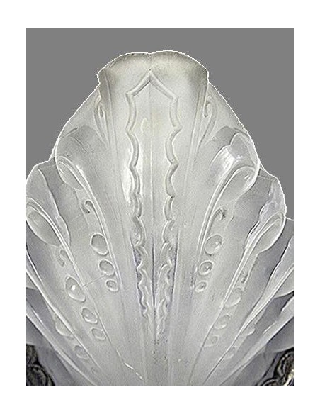 Détail de l'abat-jour en verre pressé satiné en forme de feuille des appliques Art Déco