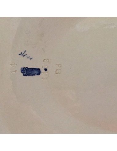 Centerpiece by Majolika Karlruhe marked with Manufactory mark (blue glaze stamp) and decoration and form no. 14/1153/Bd, H.K.