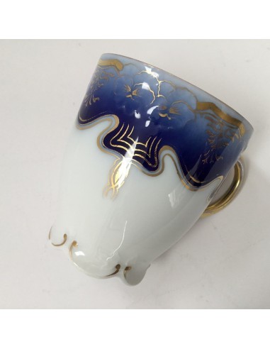 Rosenthal Kronach Tasse Modell Pensée in blau und gold bemalt auf weißem Grund