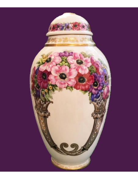 Deckelvase mit reicher Anemonen Malerei auf beigem Grund aus Hutschenreuther Porzellan, Abteilung für Kunst aus den 1920 Jahren