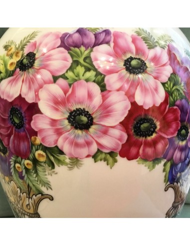 Ausschnitt des Dekors der Anemonen auf Deckelvase aus Porzellan von Hutschenreuther Selb Abteilung für Kunst