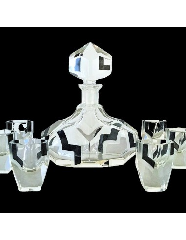 Baccarat Likörservice mit Gläsern aus farblosem, dickwandigem Kristall mit geometrischem Schliff und Schwarzlot Bemalung.