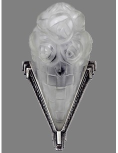 Art Déco Wandleuchten Paar aus Glasschirm in Hörnchenform mit stilisierten Blumen in V-förmiger Metallfassung aus Silberbronze.