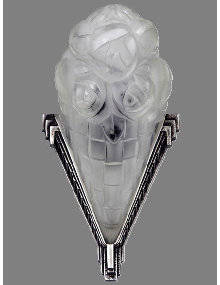Art Déco Wandleuchten Paar aus Glasschirm in Hörnchenform mit stilisierten Blumen in V-förmiger Metallfassung aus Silberbronze.
