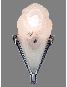 Pair of Art Deco wall lights with a horn-shaped glass shade and stylized flowers in a V-shaped silver bronze metal frame. 2