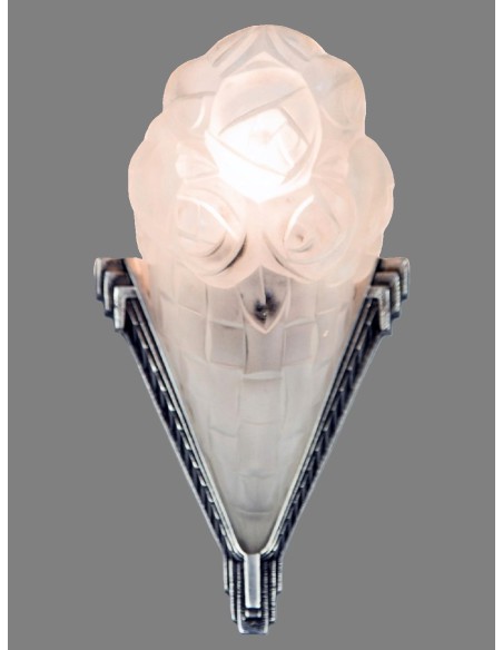 Pair of Art Deco wall lights with a horn-shaped glass shade and stylized flowers in a V-shaped silver bronze metal frame.