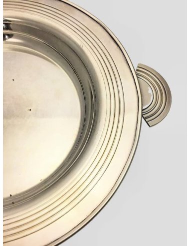 Assiette enfant Art Déco en métal argenté avec bouchon à vis pour remplissage d'eau chaude, ici détail des anses latérales