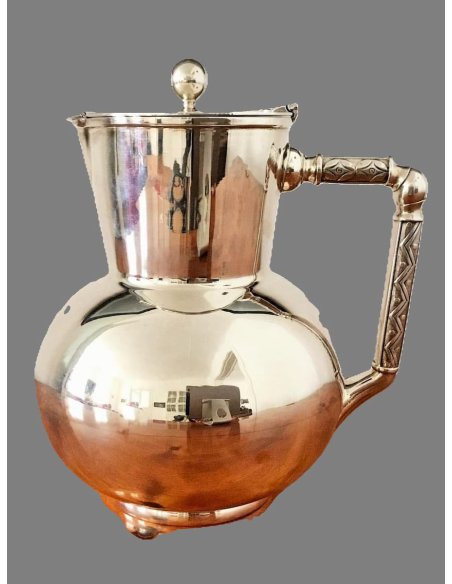 Silberkanne mit bauchigem Korpus, separaten Ausguss am Deckel und ziseliertem Henkel.