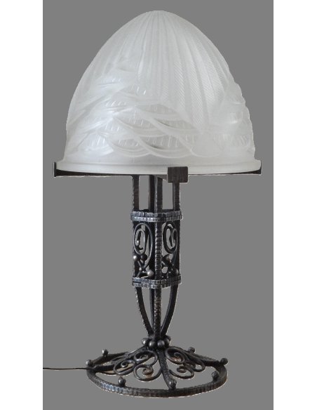 Lampe de table Art Déco de Charles SCHNEIDER composée d'un abat-jour givré décoré de décor de pin sur un pied en fer forgé noir