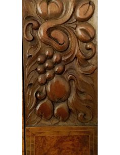 Vitrine Art Déco en placage de bois de ronce avec sculpture florale sur pieds cannelés avec étagères en verre 2
