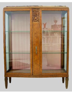 Vitrine Art Déco en placage de bois de ronce avec sculpture florale sur pieds cannelés avec étagères en verre