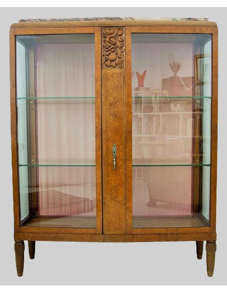 Art-Déco-Vitrine aus Wurzelholzfurnier mit floraler Schnitzerei auf kannelierten Beinen mit Glasböden