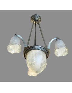 plafonnier art déco à 4 lumières avec une boule de verre au mileu et trois gobelets autour, dans une monture bronze argentée