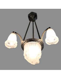plafonnier art déco à 4 lumières avec une boule de verre au mileu et trois gobelets autour, dans une monture bronze argentée 2