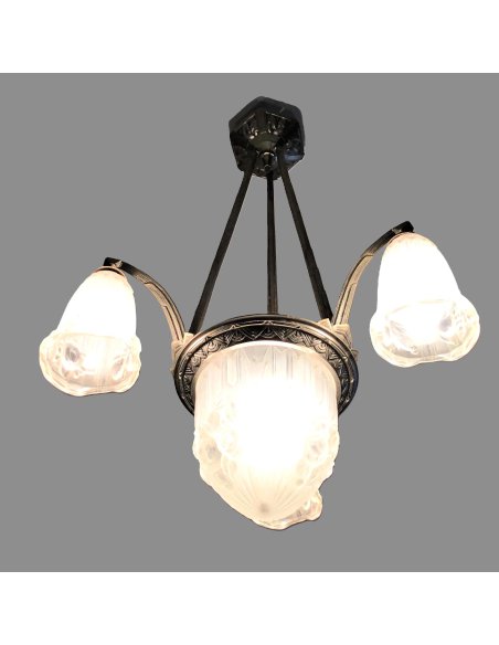 Art Déco Deckenlampe vierflammig mit 4 satinierten Glaskelchen und Silberbronze Montur, beleuchtet