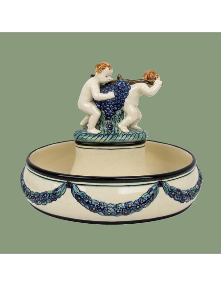 Centre de table Art Nouveau « Porteurs de raisins » de la Manufacture de Majolika de Karlsruhe avec puttis