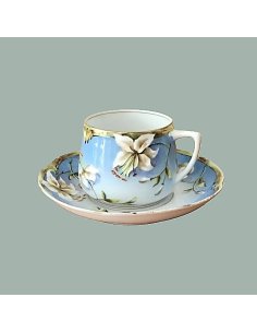 Jugendstil Porzellan Tasse von Gardner, Moskau, mit weißem Lilien-Dekor auf hellblauem Grund