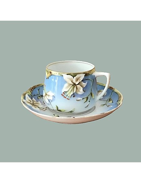 Tasse en porcelaine Art Nouveau de Gardner, Moscou, à décor de lys blancs sur fond bleu clair