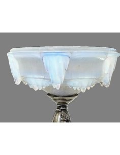 Paire de lampes de table d'Ezan sur base en bronze argenté avec abat-jour ouvert en verre opalescent en forme de stalactites. 2