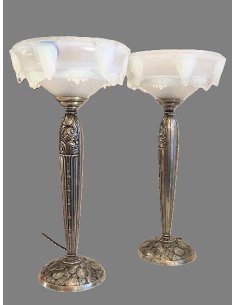 Paar Tischleuchten von Ezan auf Silberbronze Fuß mit offenen Schirmen aus opaleszierendem Glas, geformt in Stalaktiten.