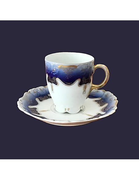 Art Nouveau cup Pensée (violet) by Rosenthal Werk Kronach 1902 with blue and gold staffage on a white background