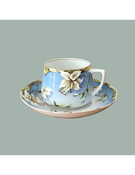 Jugendstil Porzellan Tasse von Gardner, Moskau, mit weißem Lilien-Dekor auf hellblauem Grund