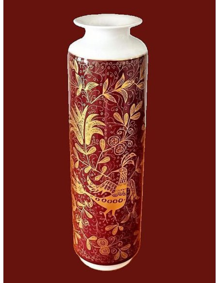 Zylindrische Porzellanvase mit Golddekor-Blattwerk & Pfau-Motiv, rubinroter Grund, Lorenz Hutschenreuther Selb 1970er-Jahre Zylindrische Porzellanvase mit Golddekor-Blattwerk & Pfau-Motiv, rubinroter Grund, Lorenz Hutschenreuther Selb 1970er-Jahre