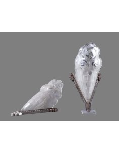 Pair of Art Deco wall lights with a horn-shaped glass shade and stylized flowers in a V-shaped silver bronze metal frame. 2