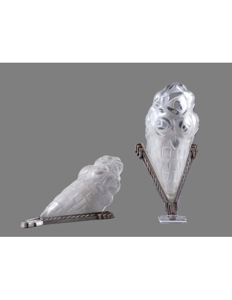 Paire d'appliques Art Déco avec abat-jour en verre en forme de corne dans une monture en métal bronze argenté en forme de V. Paire d'appliques Art Déco avec abat-jour en verre en forme de corne dans une monture en métal bronze argenté en forme de V.