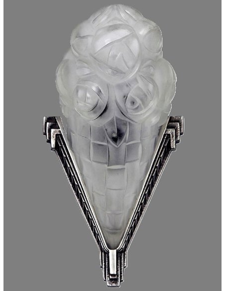 Art Déco Wandleuchte aus Glasschirm in Hörnchenform mit stilisierten Blumen in V-förmiger Metallfassung aus Silberbronze. Art Déco Wandleuchte aus Glasschirm in Hörnchenform mit stilisierten Blumen in V-förmiger Metallfassung aus Silberbronze.