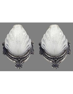 Paire d'appliques Art Déco, verre pressé satiné en forme de feuille avec support en métal décoré en bronze argenté, vers 1920/30