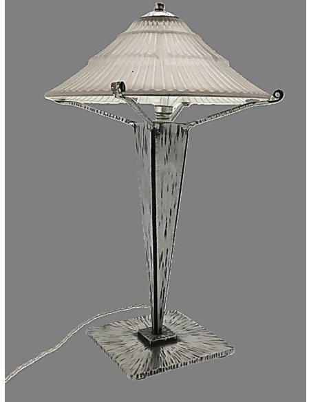 Lampe de table Art Déco de Pierre d'Avesn avec abat-jour en verre en forme de chapeau chinois sur base bronze argenté