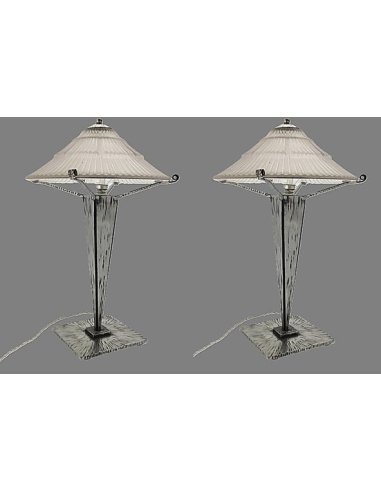 Paire de lampes de table Art Déco de Pierre d'Avesn avec abat-jour en verre en forme de chapeau chinois sur base bronze argenté