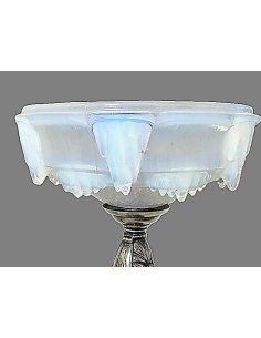Paire de lampes de table d'Ezan sur base en bronze argenté avec abat-jour ouvert en verre opalescent en forme de stalactites. 2