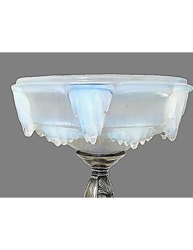 Abat-jour ouvert des lampes de table Art Déco d'Ezan en verre opalescent et en forme de stalactites.