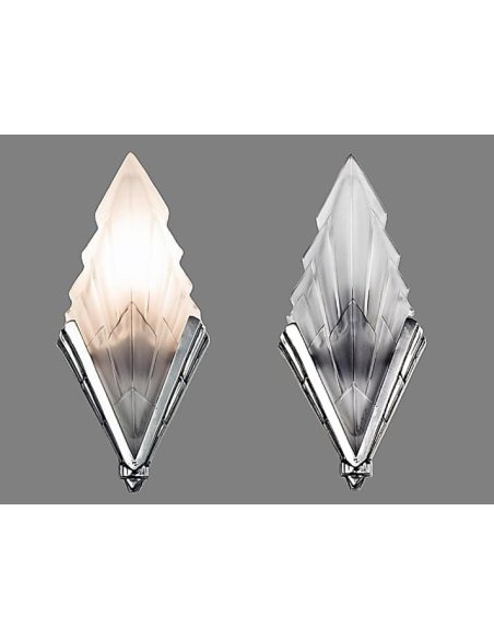 Art Deco wall lamp pair by Degué with geometrically shaped lampshade in V-shaped shiny polished metal frame