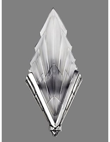 Art Deco wall lamp by Degué with geometrically shaped lampshade in V-shaped shiny polished metal frame