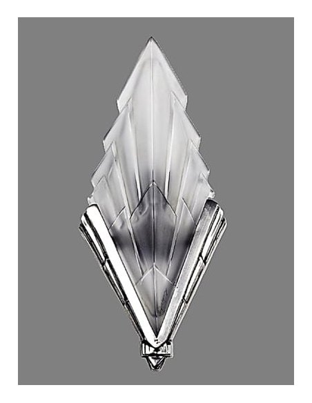 Art Deco wall lamp by Degué with geometrically shaped lampshade in V-shaped shiny polished metal frame