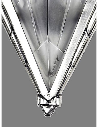 Signatur Degué auf Art Déco Wandlampe aus geometrisch geformtem Lampenschirm in V-förmiger glänzend polierte Metallfassung