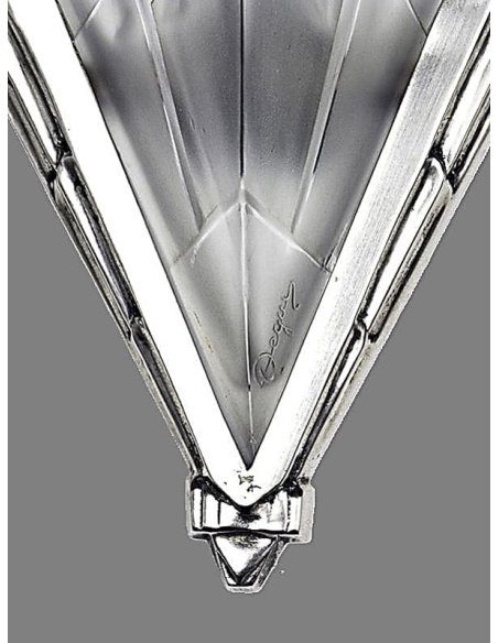 Signature Degué on Art Deco wall lamp with geometrically shaped lampshade in V-shaped shiny polished metal frame