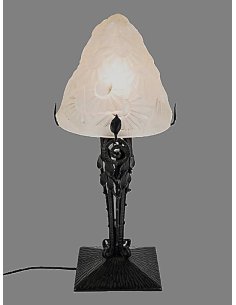 Degue Art Déco Tischleuchte mit Schirm aus geformtem Glas mit Blüten-Motif, auf schmiedeeisernem Fuß 2