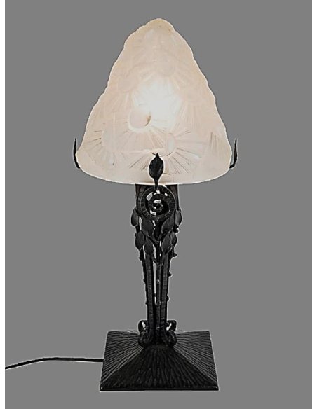 Degue Art Déco Tischleuchte mit Schirm aus geformtem Glas mit Blüten-Motif, auf schmiedeeisernem Fuß, beleuchtet