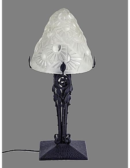 Degue Art Déco Tischleuchte mit Schirm aus geformtem Glas mit Blüten-Motif, auf schmiedeeisernem Fuß