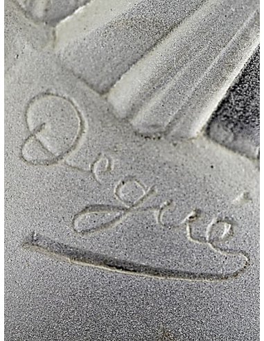 Signature Degué sur l'abat-jour en verre façonné de la lampe de table Art Déco