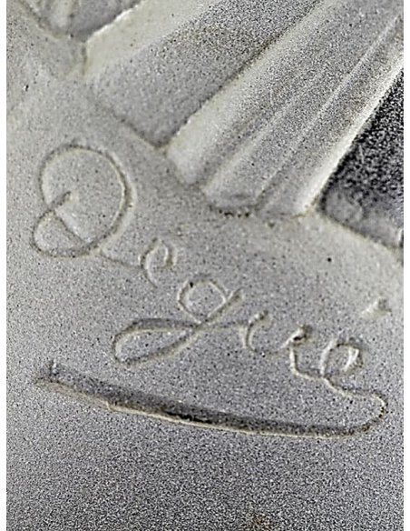 Signature Degué sur l'abat-jour en verre façonné de la lampe de table Art Déco