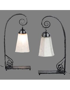 Tischleuchten-Paar mit tulpenförmigem Glas-Lampenschirmen, die in einer Fassung an  schmiedeeiserner Montur hängen. 2