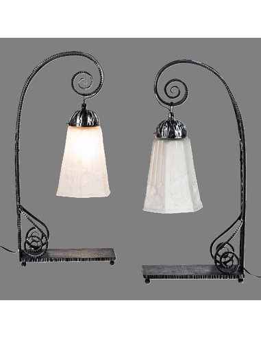 Paire de lampes de table avec abat-jour en verre en forme de tulipe suspendus à une structure en fer forgé.