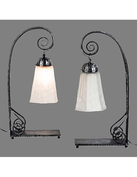 Tischleuchten-Paar mit tulpenförmigem Glas-Lampenschirmen an einer schmiedeeisernen Montur hängend.
