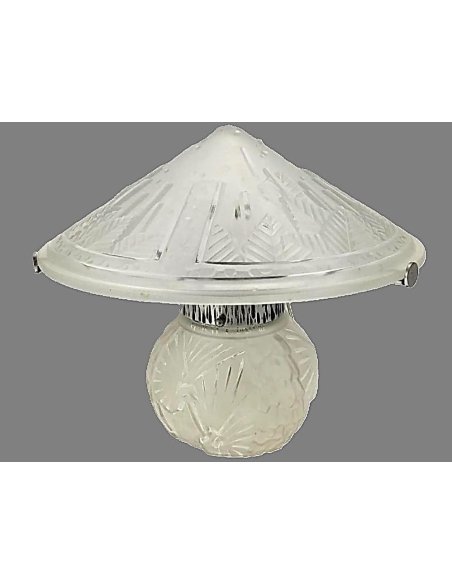 Lampe de table sphérique de Muller Frères en verre avec un abat-jour pagode, stylisé d'un motif de paon et de feuille. Lampe de table sphérique de Muller Frères en verre avec un abat-jour pagode, stylisé d'un motif de paon et de feuille.